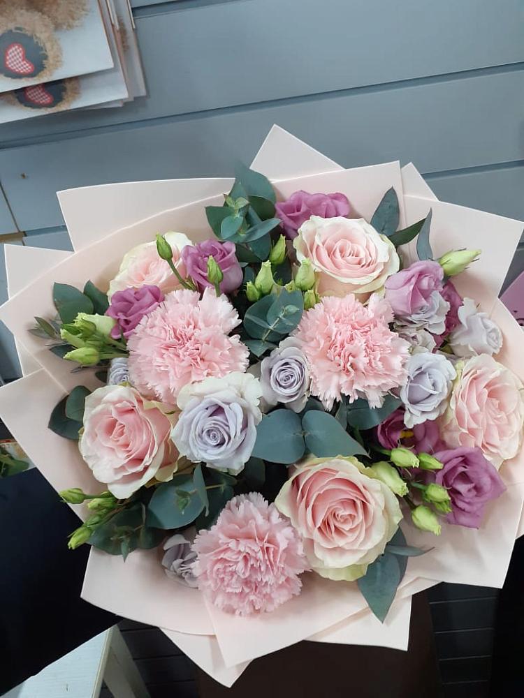 Букет цветов из: Розы, Гвоздики и Лизиантусы в Дубовке Тульская область