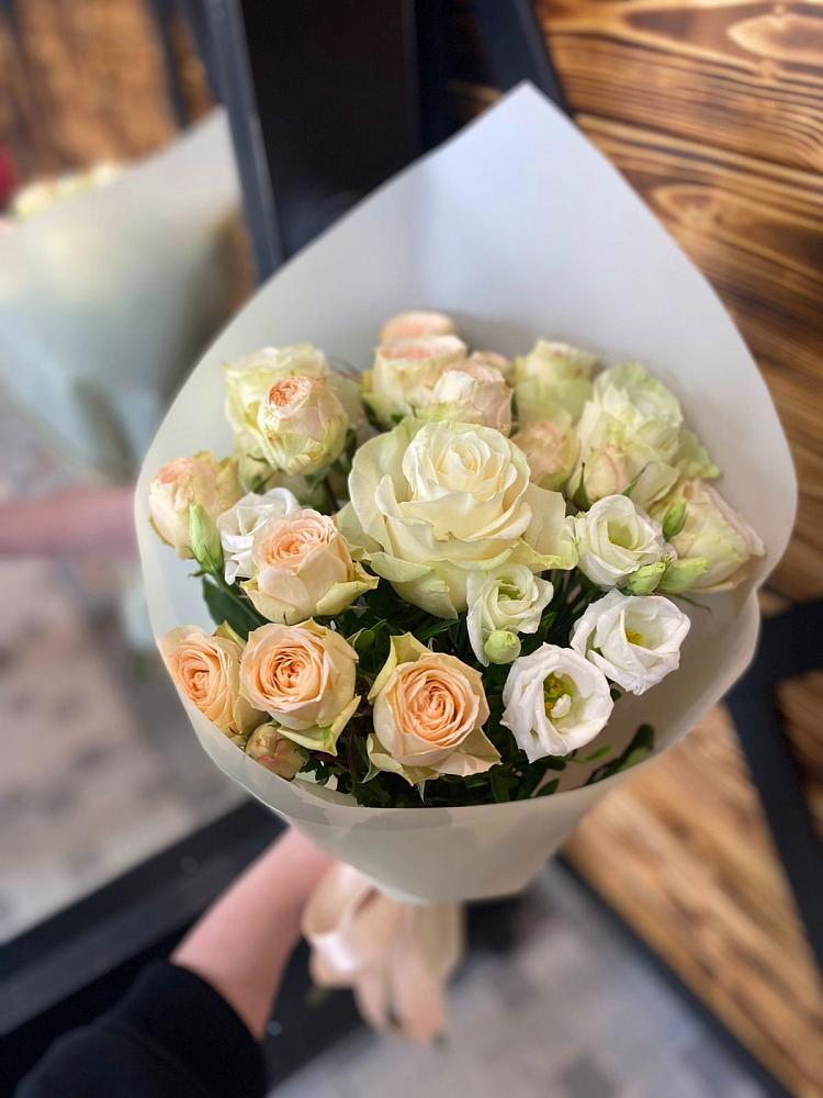 Букет цветов из: Розы и Лизиантусы в Дубовке Тульская область